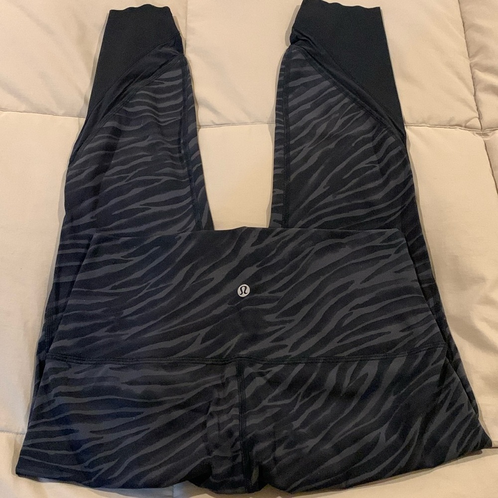 Lululemon Womens Black&Gray Legging. Size 8. EUC with no snags or pilling.‌‌‌‌‍‍